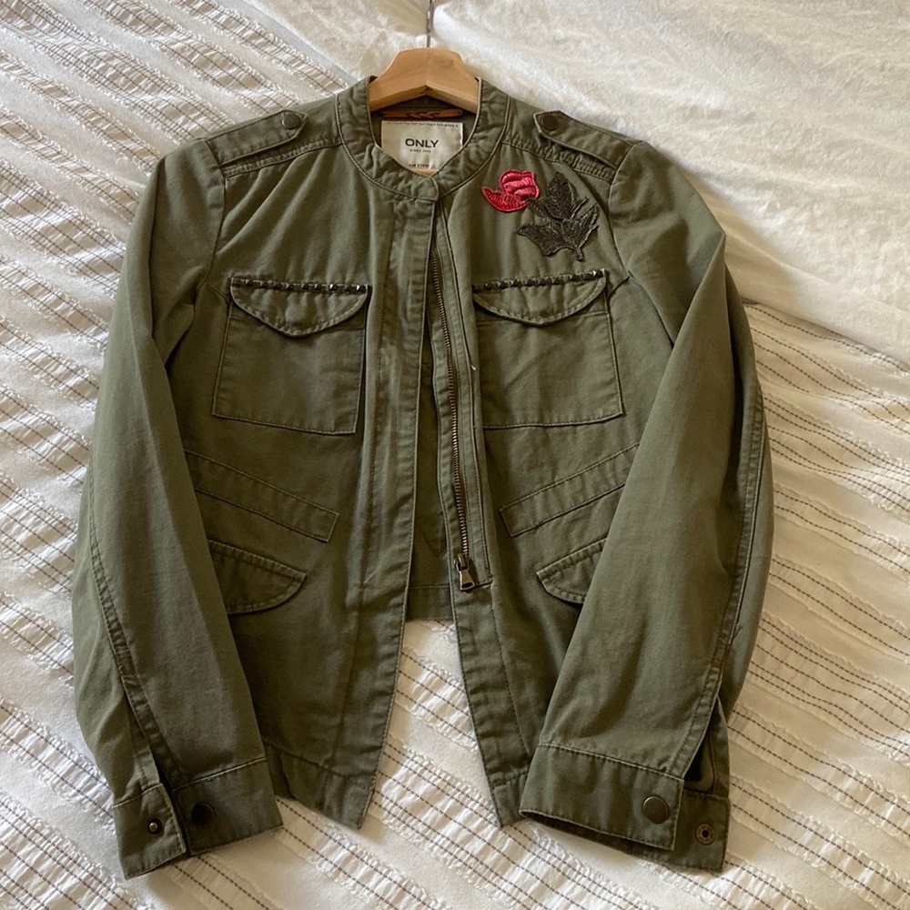 Like New ONLY Austin Rose Patch jacket print Size 36